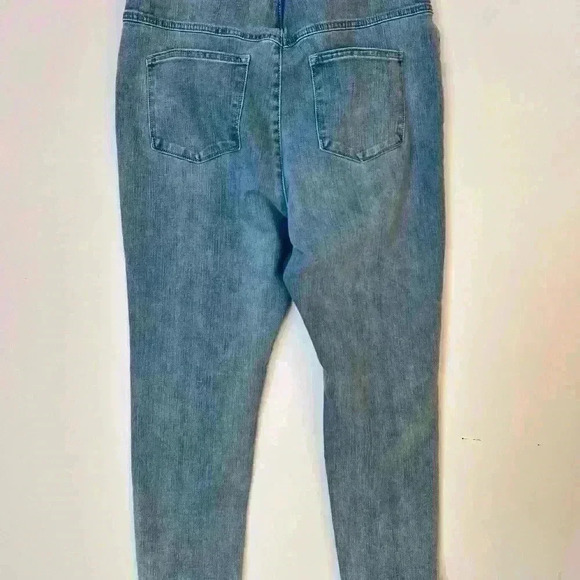 Soft Surrounding Light Wash Pull-On Jeans - Picture 6 of 8